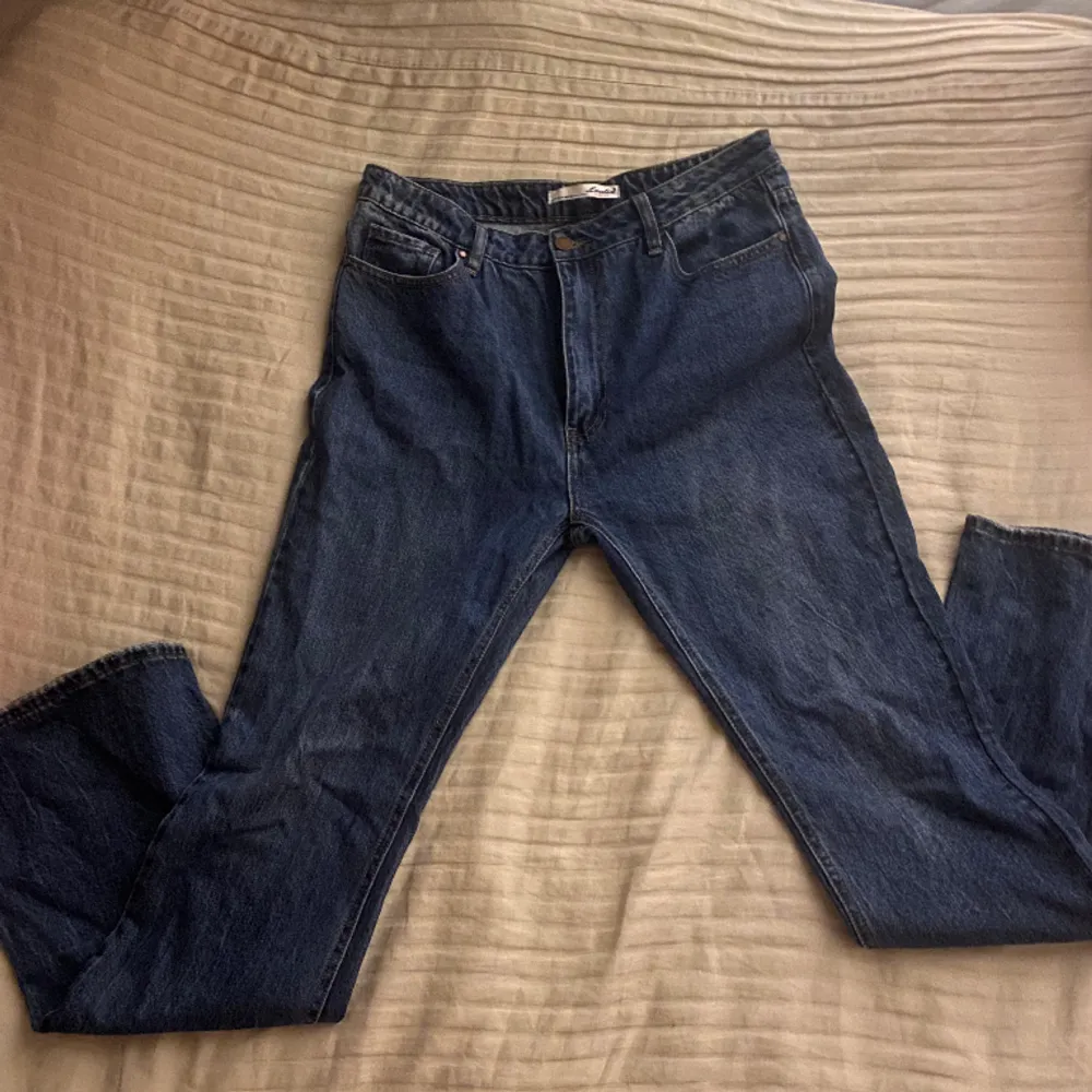 • Högmidjade utsvängda jeans  • köpta från sellpy | aldrig använda då de är för långa för mig. ( är 171 ) . Jeans & Byxor.