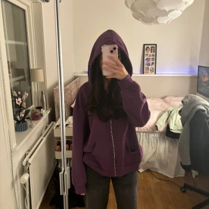 Lila zip hoodie - Använder inte längre🩷 har en pytteliten fläck som inte syns vid användning då luvan blir ivägen! Storlek L men sitter mer som en M eventuellt större S
