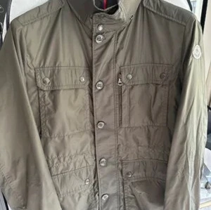 Moncler Windbreaker - Säljer min sparsamt använda Moncler Christian Shell Jacket. Jackan är i bra skick och är i Size 3. Jag har L i vanliga kläder och den passar mig Bra.  Fler bilder finns!  Jackan är i olivgrön färg och kostar ca 13 000 nypris.