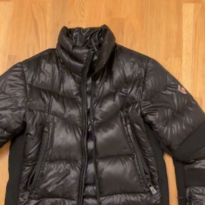 Moncler jacka - St M lite sliten 8/10 skick