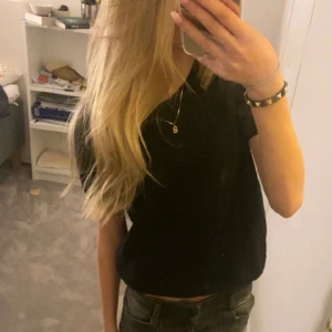 tröja - en svart kortärmad kashmir tröja i bra skick från benetton.