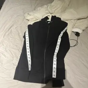 tjena, säljer denna sällsynta calvin klein tröjan för endast 300 spänn, den är självklart äkta och är i storlek m, skicket på den är väldigt bra pch har endast blivit använd ett par gånger