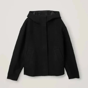 Så snygg Cos kappa - Kappa från cos med luva och dragkedja. Perfekt övergångsjacka men jag har även använt den både vår/höst och varmare vinterdagar! Inga slitningar eller skador. skriv om du har frågor❣️