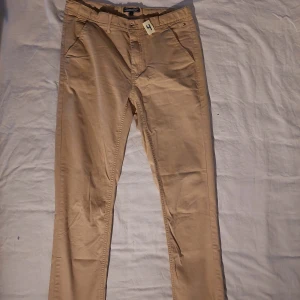 Tommy hillfiger byxor - Tommy hillfiger Storlek: 28/30 Längd: 170cm Färg: beige Skick: helt okej