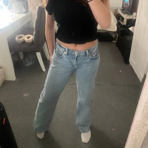 WEEKDAY ARROW JEANS - Säljer dem populära WEEKDAY arrow jeans, då dem ej kommer till användning längre. Det äe en snygg straight jeans byxa. Den har en defekt på bakre fickan, men som inte tänks så mycket på! Orginal pris 590💖Kom gärna med ett pris förslag 📦💕