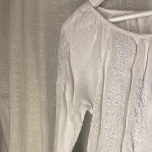 Vit blus - Vit blus med broderade detaljer från Vero Moda