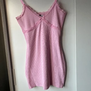 Ljusrosa klänning 💕 - Söt ljusrosa klänning från H&M🥰