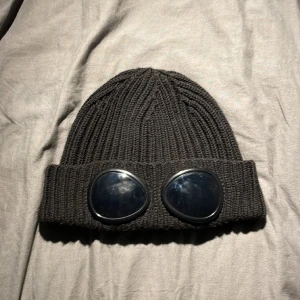 Cp company mössa - Äkta cp company mössa (äldre modell)som är köpt på garmsmarket för ett tag sen. Knappt använd för den passa inte riktigt. Om de e nått så e de bara o skriv👍