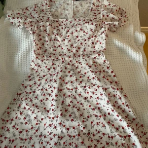 Jättefin klänning men röda blommor på - Jättebra skick. Aldrig använd.lite större i storlek 