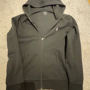 Ralph lauren zip  - Ralph lauren zip Säljer den eftersom den va stor för mig. Använd ca 5 gånger. Nypris 1700kr  Priset kan diskuteras!