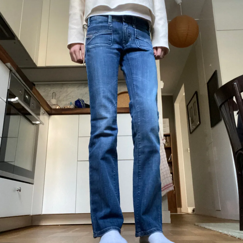 Intressekoll på dessa nya diesel jeans med lapp kvar🥰❤️På gränsen till för korta på mig som är 169cm, midjemåttet är 35cm där fram. Jeans & Byxor.