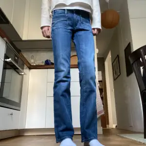 Intressekoll på dessa nya diesel jeans med lapp kvar🥰❤️På gränsen till för korta på mig som är 169cm, midjemåttet är 35cm där fram