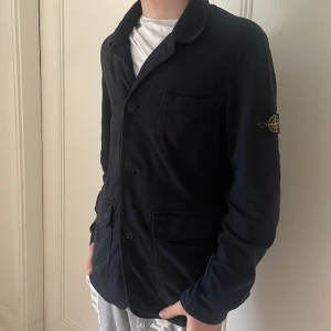Stone island coach - Tjenare, säljer nu denna riktigt snygga coachen ifrån märken Stone island. Den är i andvänd skick därav priset, pyttelite solblekt, men inga detekter. Modellen är ca 165 men är lite stor 