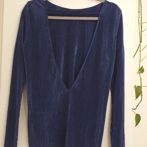 Marinblå topp i festligt tyg - Nyskick