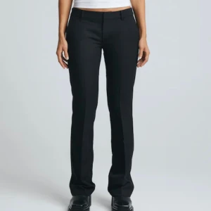 Bikbok kostymbyxor  - Super snygga lågmidjade kostymbyxor från bikbok🤍slutsålda i storlek🤍nypris 499🤍slitsen är igensydd men annars inga defekter🤍skriv vid frågor!