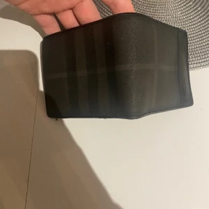 Burberry plånbok  - Äkta burbbery plånbok i äkta läder skriv vid funderingar och priset är ej hugget i sten