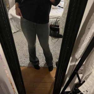 Snygga jeans - Säljwr mina jättesnygga jeans från Gina tricot, knappt använda🩷🩷