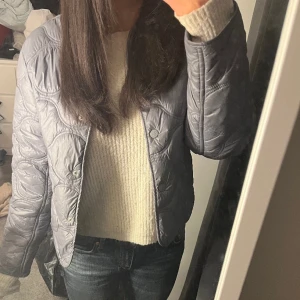 Mango jacka - Säljer min mango allväders jacka då den inte kommer till användning, nypris 599. Jackan saknar nedersta knappen (därav priset), men väldigt bra skick annars. ❤️