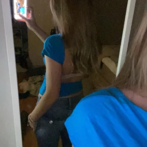 Jättefin blå Rygg lös T-shirt💙 - Jättefin rygg lös T-shirt från SHEIN, säljer för har inte kommit till användning💕 köpte i somras och är i fina skick💕💕