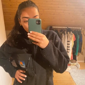 Teddy jacka  - Hej!🥰 Säljer min fleecejacka. Köpt för 1200kr säljer nu för 400. Använd fåtalgånger skick 8/10🤍