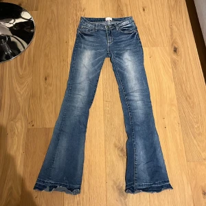 Lågmidjade bootcut jeans - Ett par lågmidjade bootcut jeans från märket Chica London i stolek 36, dock ganska små i stoleken. Använd ett flertal gånger och säljes då den är för små för mig.  Priset är ink frakt. 