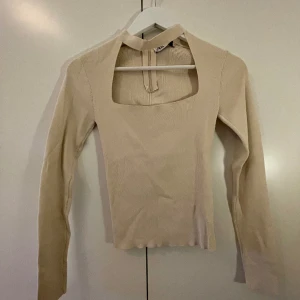 Blus från zara - En jättefin blus från zara som jag säljer eftersom den aldrig används❤️