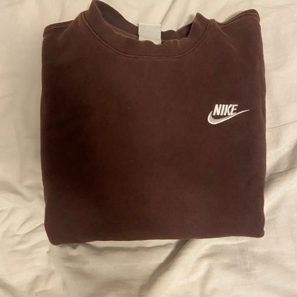 Sweatshirt från Nike i storlek XS. Väl använd men precis ser ut som ny. Kan mötas upp i Solna eller närliggande område.. Tröjor & Koftor.