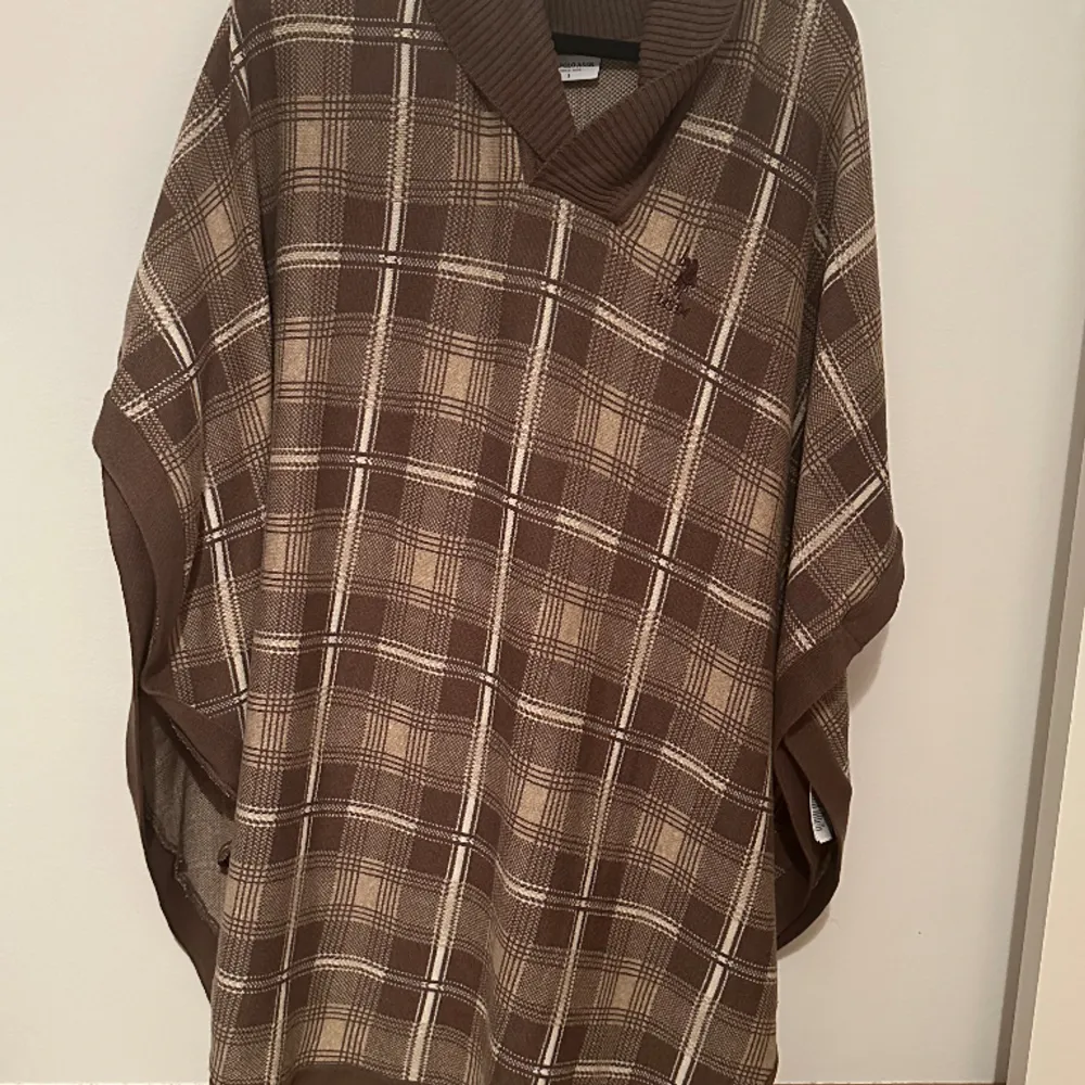 New U.S polo poncho, without tag. One size. 100% cotton. Sells because it’s not my style.. Tröjor & Koftor.