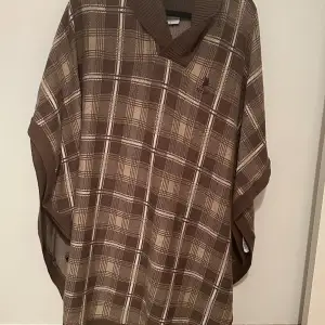 New U.S polo poncho, without tag. One size. 100% cotton. Sells because it’s not my style.