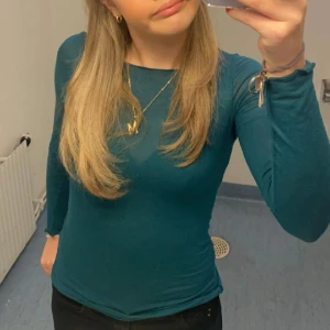 intimissimi tröja  - Säljer denna underbara tröja💞 Väldigt populär och en super vacker färg, dock hade den ett hål men sytt igen det så fungerar som vanligt.  Den är i storlek S. Kontakta gärna vid intresse💞 Pris kan diskuteras vid snabbt köp. 