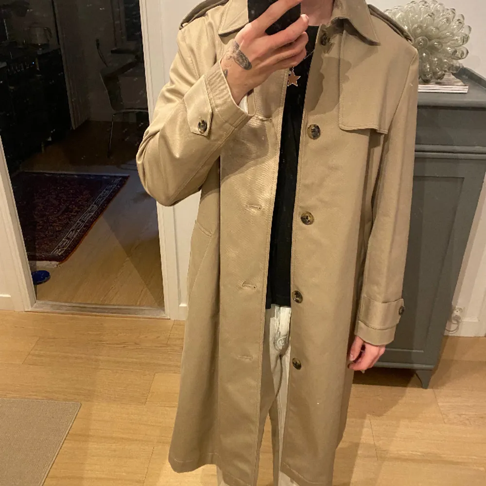 Snygg rock / trenchcoat från Calvin Klein den är helt ny Storlek 50 L . Jackor.