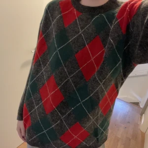 Flerfärgad rutig tjocktröja  - Helt otroligt mjuk och fin rutig tjocktröja. Den är i gott skick, bekväm och passar bra med många underdelar!