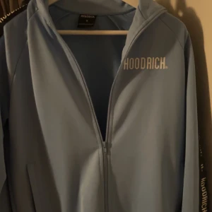 Hoodrich tröja  - Köpt på jd sport. Mer bilder i DM. 