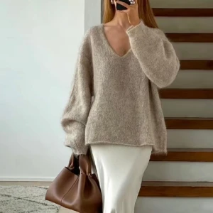 Oversized tröja i mohairmix - Säljer min helt nya mohair tröja från hm, köpt för 1000 kr och endast testad. Slutsåld på hemsidan, modellen är super fin och storleken skulle jag säga är mellan s och m 🌸🩷