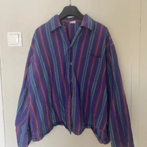 Randig skjorta - Cool randig skjorta! Köpt second hand. Fint skick förutom att den saknar en knapp längst ned. 