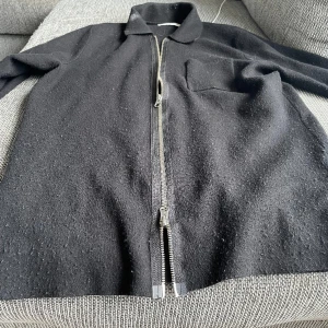 Ziphoodie - Säljer denna tyvärr lite noppriga samsøe tröja med dragkedja uppe och nere. Nypris 1200 släpper för 250