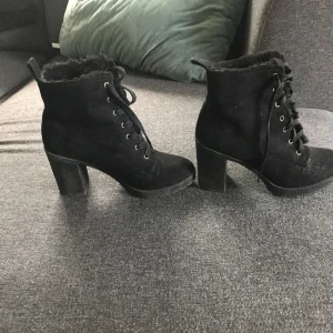 Låg stövel använda 4 gånger Everest jacka xl - Kort stövel från hm använd fåtal gånger 80 kr Everest jacka grå storlek xl bra skick 