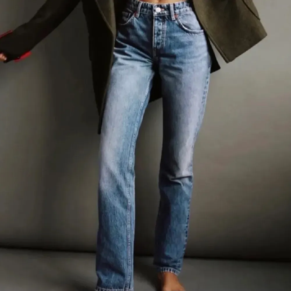 Assnygga mid waist jeans ifrån Zara som inte säljs längre. De är i nyskick och inga defekter. Säljer då de är för små för mig.🥰🥰. Jeans & Byxor.