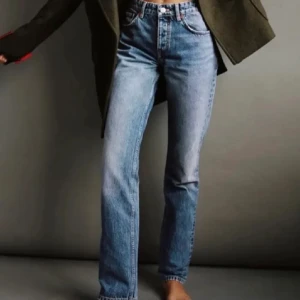 Zara jeans - Assnygga mid waist jeans ifrån Zara som inte säljs längre. De är i nyskick och inga defekter. Säljer då de är för små för mig.🥰🥰