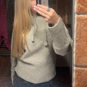 Zara hoodie - Detta är en stickad hoodie ifrån zara som knappt är använd. Den är i storlek s. Säljer för den inte används och gillar inte materialet helt💞
