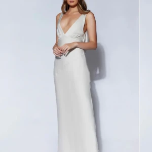 Ny oanvänd balklänning  - Jättefin ny oanvänd klänning från Meshki som tyvärr var för stor. Perfekt som balklänning eller till andra tillställningar. Köpt som XXS men passar även en XS och S. Klänningen står som silver på hemsidan men kan även klassas som champange färg. 