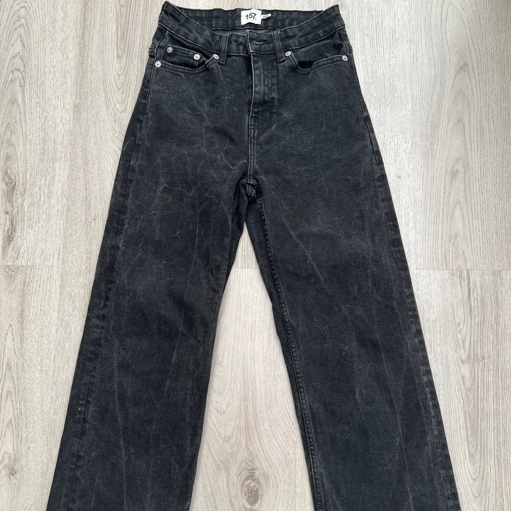 Säljer dessa pösiga jeans. Storlek XS. Fint skick. Säljer för 80kr+frakt. Vid intresse är det bara att höra av sig 🌸. Jeans & Byxor.
