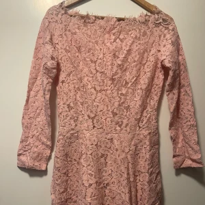 Klänning - Liten i storlek aldrig använd med kedja där bak