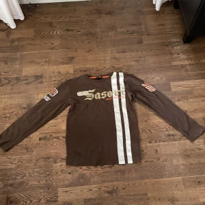 Långärmad tröja  - En mysig brun tröja med långa ärmar. Den är mjuk och skön att ha på sig.