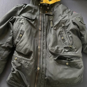 Parajumper Jacka - Stilren Para Jumper jacka har endast använts ett par gånger och säljs billigt. Storlek L och jackan är för män.