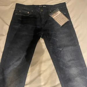 Ett par feta helt nya slim fit jeans — från BLK DNM — helt oanvända med prislappen kvar — passade inte riktigt och därför säljer jag de — nypris 1300 kr — mitt pris 549 kr