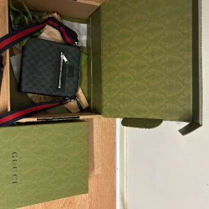 Äkta Gucci Messanger Bag Med Kvitto - Vi kan mötas vid en Gucci affär för att verifiera att väskan är äkta samt så medföljer kvitto.