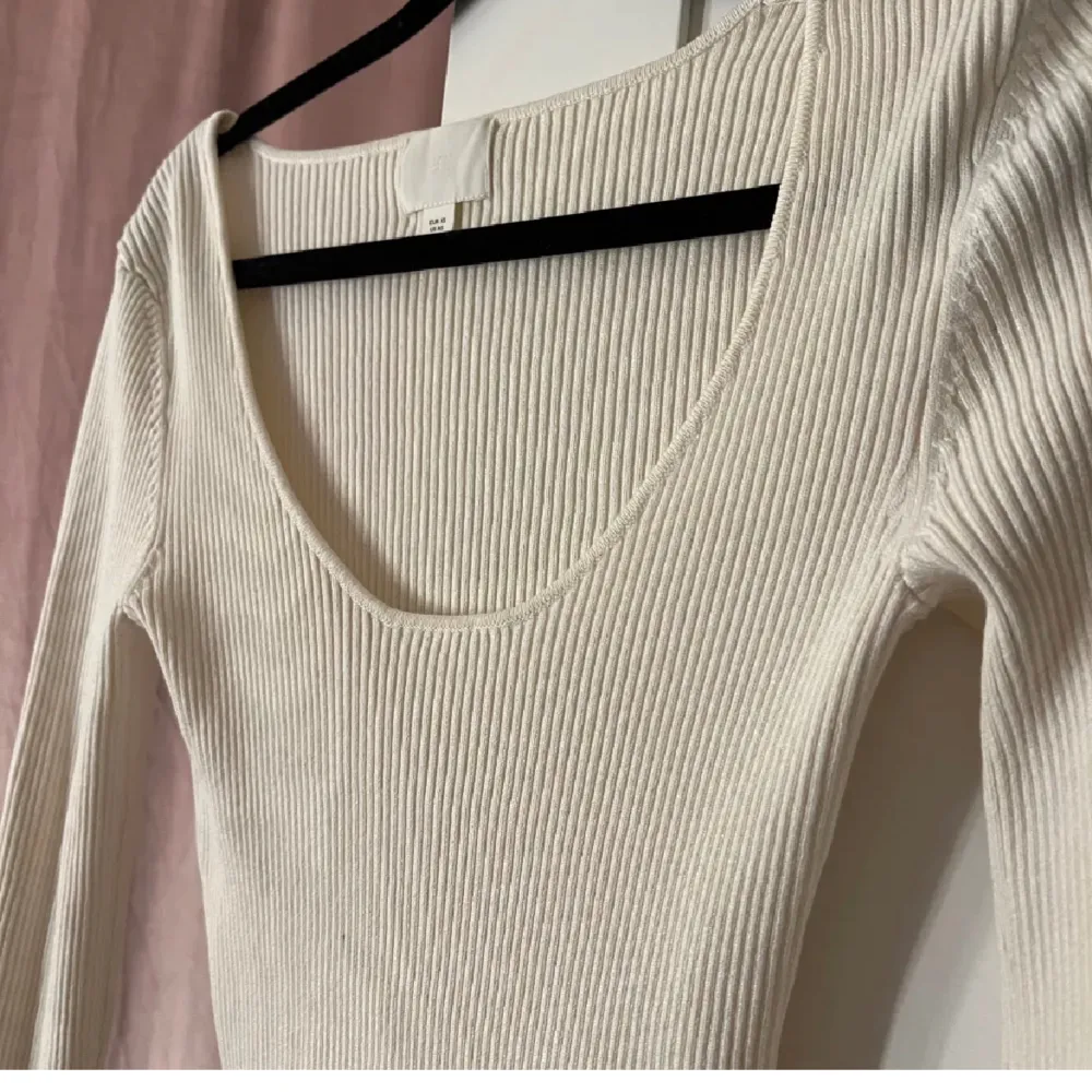 Säljer denna ribbstickade tröja från HM💕 endast använd 1-2 gånger❣️ . Tröjor & Koftor.