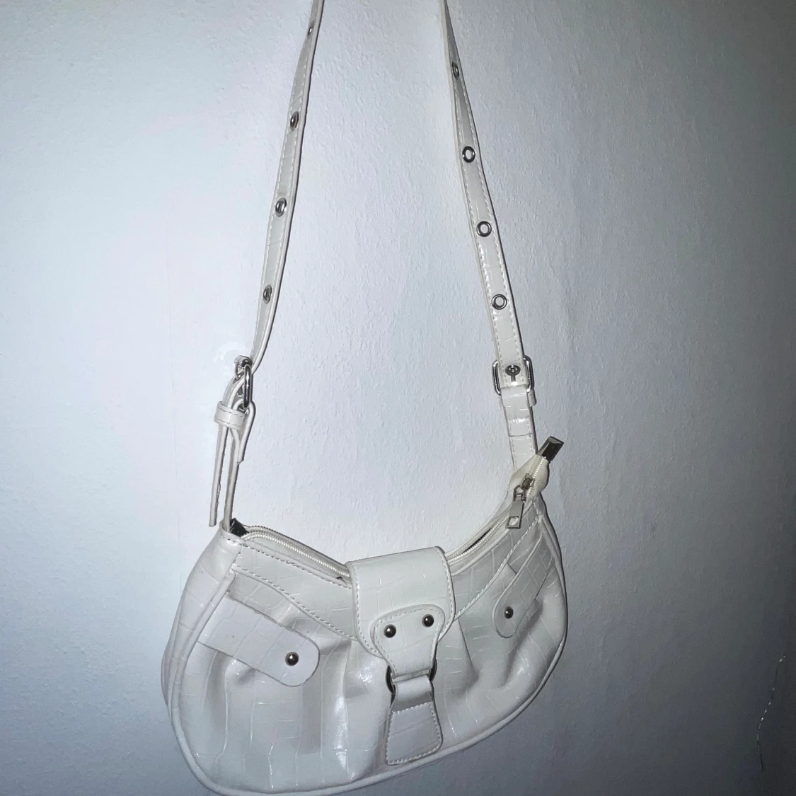Vit superfin väska som det går att ändra längden på bandet.   - 93