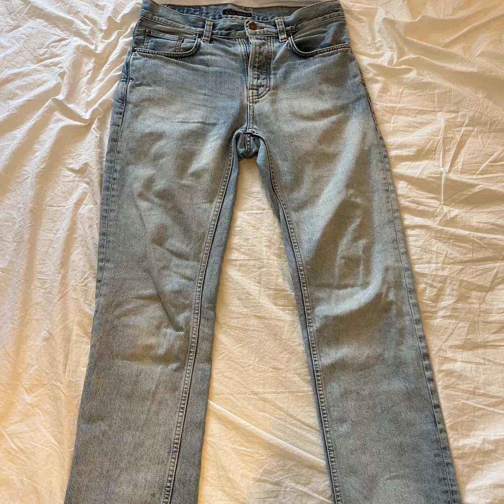 Snygga nudie jeans i storlek w29 l32 men skulle säga att dem passar lite större ca w30 l33. Jeans & Byxor.